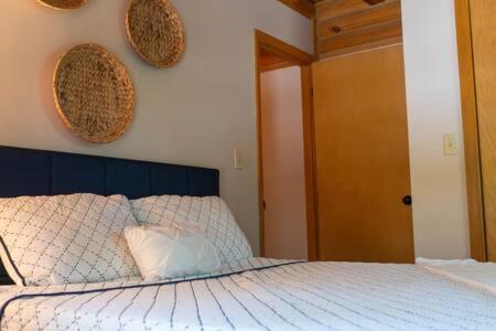 Cozy 2 Bedroom Cabin Nestled In Wooded Hideaway Monterey المظهر الخارجي الصورة